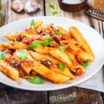 意大利薄面加番茄酱、橄榄和Basil