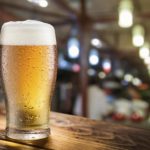 玻璃栏柜台轻啤酒杯