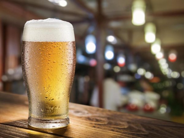 玻璃栏柜台轻啤酒杯