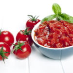 结冰全番茄装满basil.ciced和全番茄装满Basil