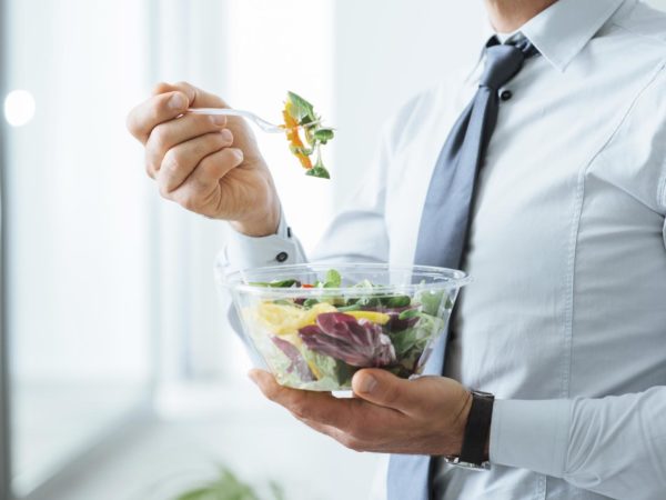 商人吃菜沙拉 健康饮食和生活方式概念 不可识别人