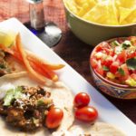 Mexican美食鸡肉和辣巧克力肉卷和豆子、米饭和面粉玉米饼,