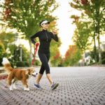 年轻女子路居后院和树林