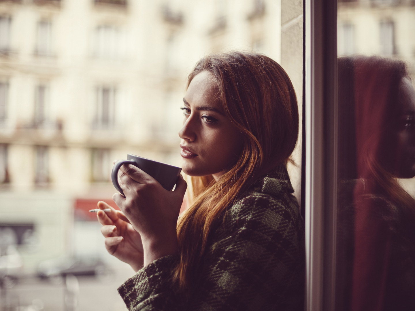 深思熟虑的女人抽烟喝咖啡