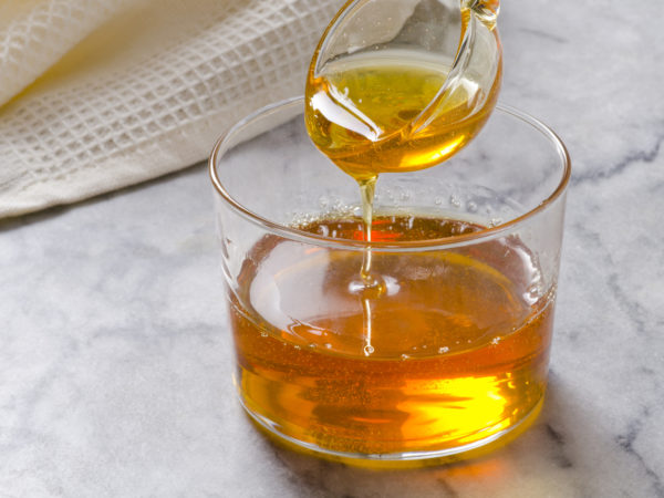 Agave Syrup倒在玻璃杯上替代甘蔗选择焦点