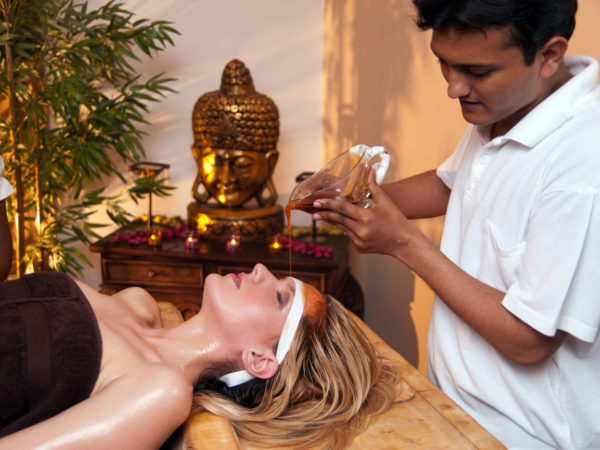印度按摩师用芳香油做Ayurveda按摩